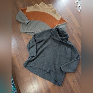 Women's Lot Of 2 Sweaters
